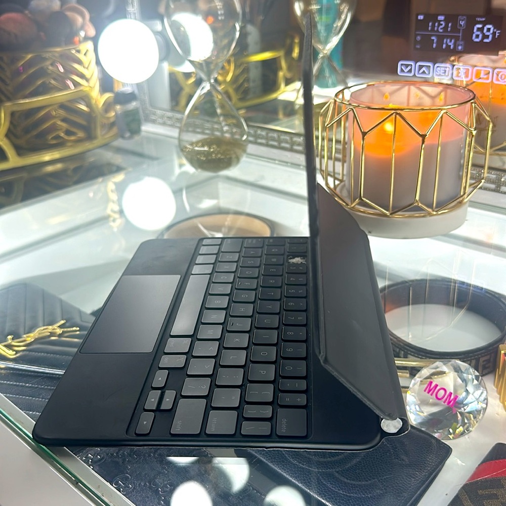 Apple iPad case, missing key button #2 - Picture 2 of 4